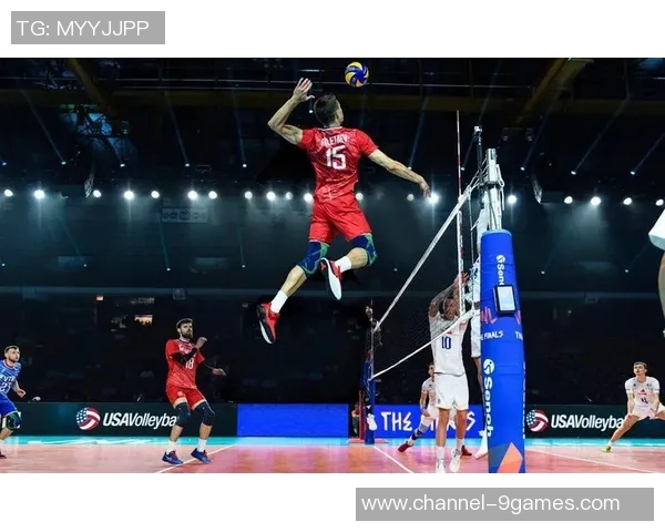 小南斯篮下强势进攻旱地拔葱单臂暴扣展现霸主风范